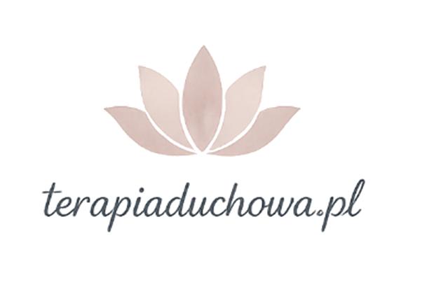 Logo serwisu terapiaduchowa.pl, składające się ze stylizowanego, jasnoróżowego kwiatu lotosu o akwarelowej teksturze, umieszczonego nad szarym adresem strony zapisanym elegancką czcionką.